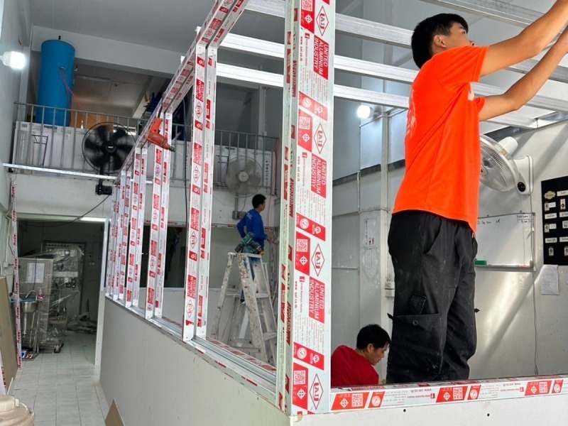 ช่างออกแบบติดตั้งกระจกอลูมิเนียม - ช่างสมศักดิ์